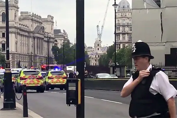 Londres Voiture De Police Fonce Sur Le Parlement