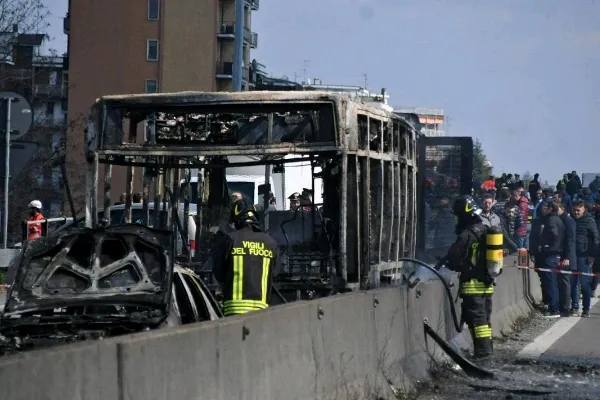 64d2b8976c97d38414ce160d2bfce53b Italie Un Chauffeur Scolaire Prend Des Collegiens En Otage Dans Leur Bus Avant D Y Mettre Le Feu Crop