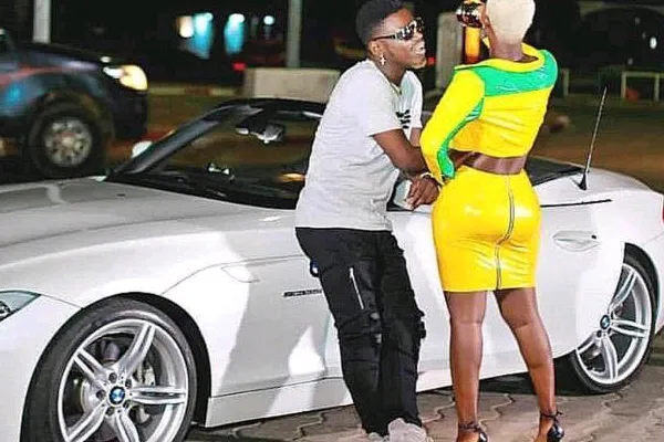 Ariel Sheney La Bimbo Maria Mobil Dans Son Clip Amina Article Crop