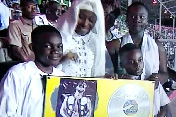 Sidiki Diabat&eacute; Donne Disque De Platine &agrave; DJ Arafat Crop