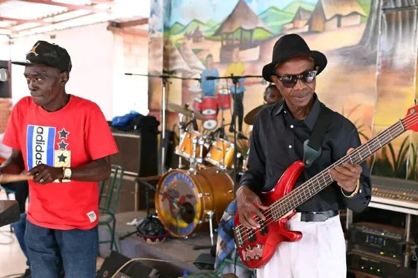 Des Musiciens Du Groupe Les Elites Du Faso Jouent Sur Scene Le 15 Septembre 2019 A Ouagadougou Au Burkina 6222926 Crop