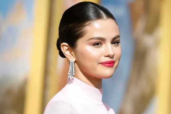 Selena Gomez Launches Beauty Brand Rare Beauty 1104x680 Crop