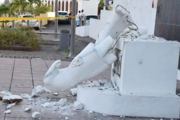 Deux Statues De Victor Sch&oelig;lcher D&eacute;truites Par Des Manifestants