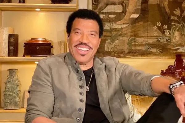 Les Chansons De Lionel Richie Pourraient &ecirc;tre Utilis&eacute;es Dans Le Nouveau Projet De Com&eacute;die Musicale Disney