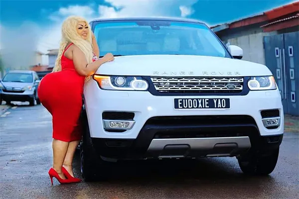 Grand P Magnifie Eudoxie Yao Avec Une Range Rover
