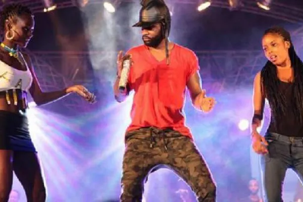 Fally Ipupa Lapidé à Douala 1